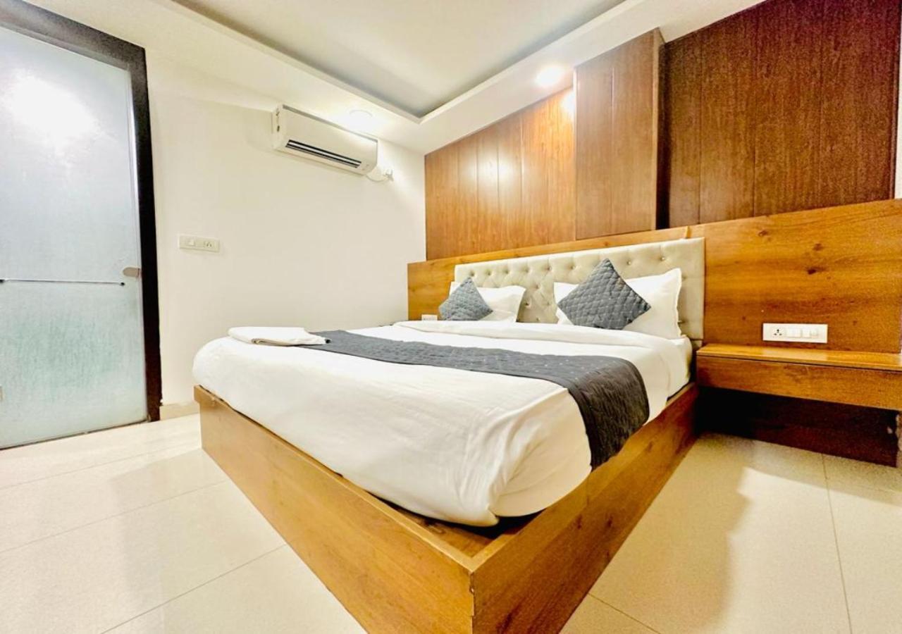 Hotel The Glory Near Delhi International Airport Нью-Дели Экстерьер фото