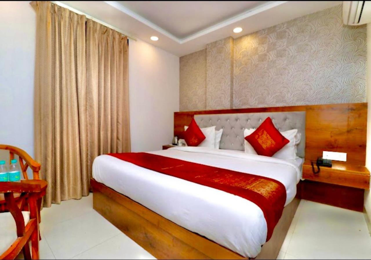 Hotel The Glory Near Delhi International Airport Нью-Дели Экстерьер фото