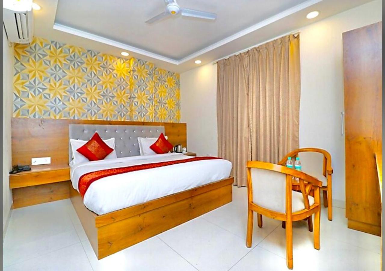 Hotel The Glory Near Delhi International Airport Нью-Дели Экстерьер фото