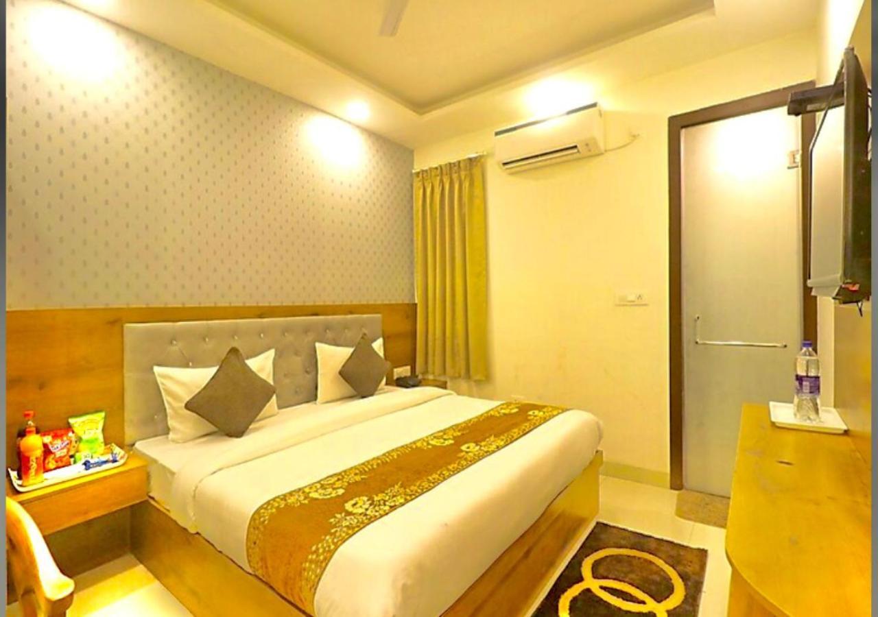 Hotel The Glory Near Delhi International Airport Нью-Дели Экстерьер фото